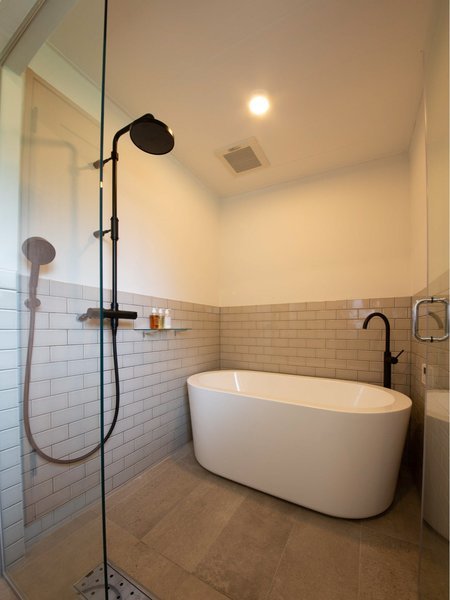 【SUITE CABIN】キャビン内のバスルーム。上質なバスタブで楽しむ、ホテルライクな癒し時間。