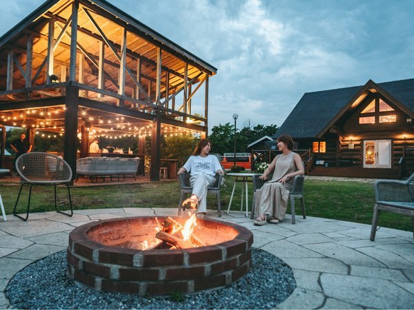 【ファイヤープレイス】焚き火のゆらぎと語らいに、時間を忘れるひとときを。