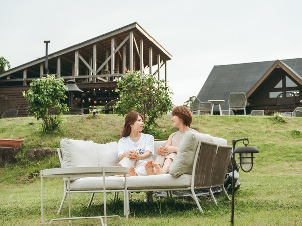 【リラックスエリア】森に溶け込むソファで、心ほどけるリラックスタイム。