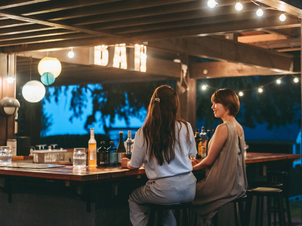 【アウトドアバー】非日常へと誘う、大人のごほうびカクテルタイム。