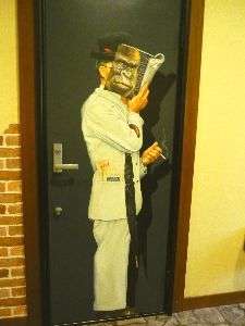 ドアの前に立つアートなおじさん♪客室ドアーに張り付いてます。