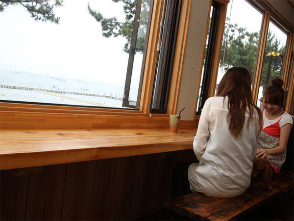 食堂からも琵琶湖の雄大な景色を眺めることができます！