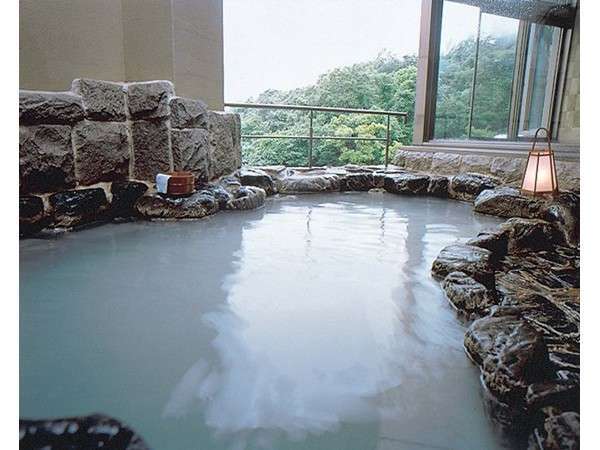 ５階　岩風呂（露天）外に広がる那須の緑をお楽しみください