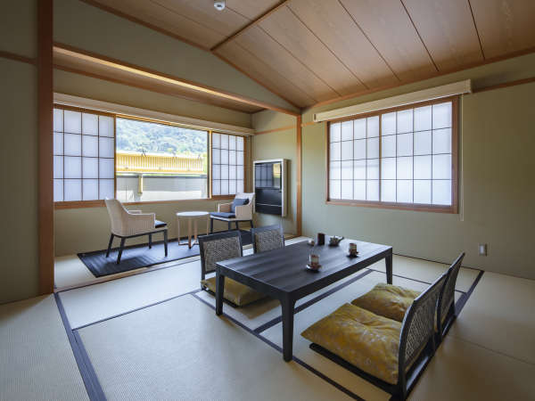【最上階特別和室】東側は東山を見渡せ西側は京都タワーが望める和室です。