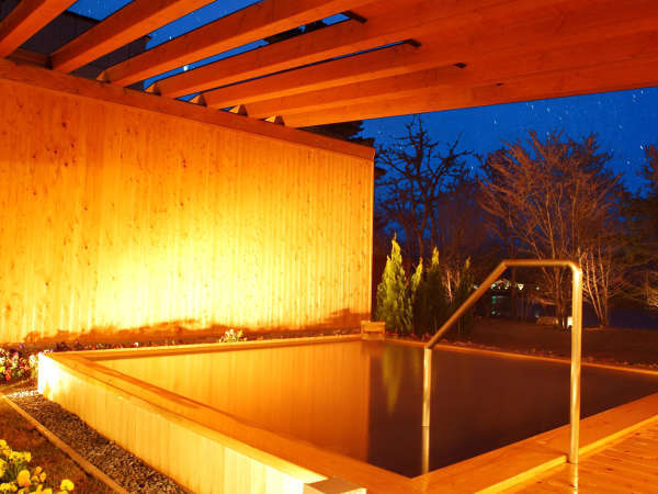 露天風呂は、見上げるたびに息を飲むほどの「満天の星空」をそばに、贅沢な湯浴みをお愉しみ頂けます。
