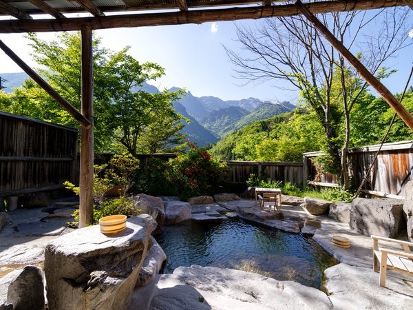 画像(【貸切露天風呂】見峰の湯。四季折々の山々を眺めながらかけ流し温泉に浸かる至福の時)