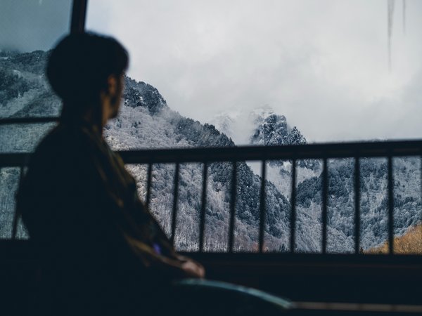 ���̊O�ɍL����̂́A����ɐ��܂�k�A���v�X�̐�i�B���X�ƕς��R�̕\��𒭂߂�A�ґ�ȋx�����B