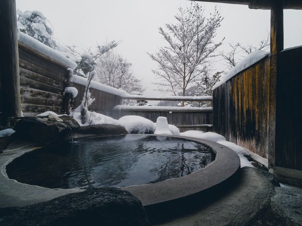 �y��i�ݐؘI�V�z�u�n�����̓��v�ڂ̑O�ɍL����̂́A�Î�ɕ�܂ꂽ�k�A���v�X�̐�i�F�B