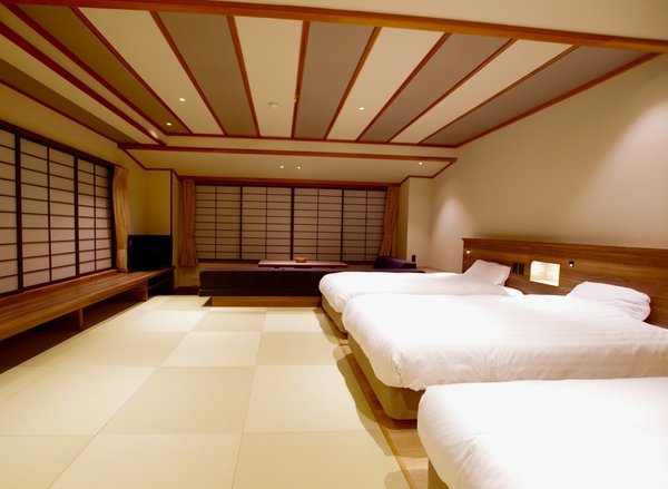 「SPA SUITE こたつリビング(5名定員)」ベッドが3台あり、お布団追加で5名様まで泊まれます。