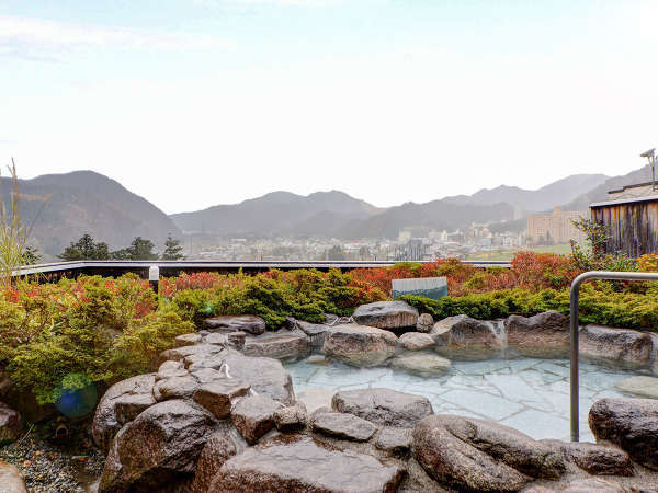 *大浴場露天風呂（男性）/谷川岳と湯沢の街並みを望む まさに絶景露天風呂