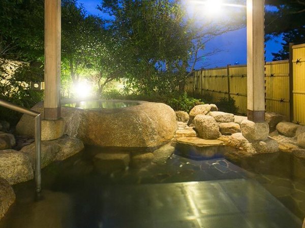 今から1,300年前、僧 浄薫が薬師如来のお告げにより発見したという湯の山温泉