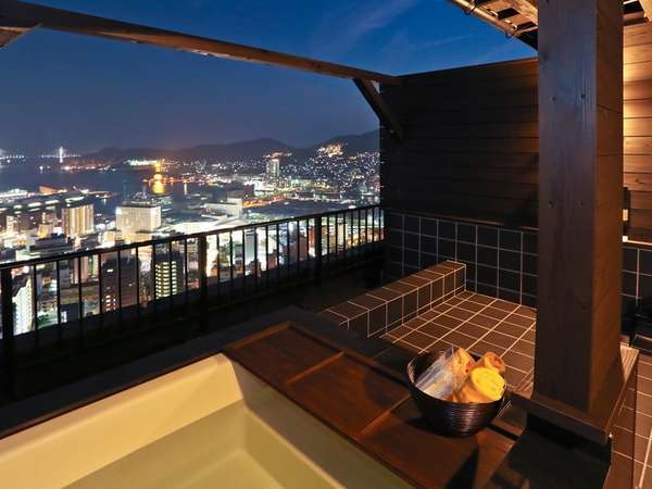 オススメ！！屋上にしつらえた4室のプライベート空間。長崎市内の夜景が見える貸切露天風呂。