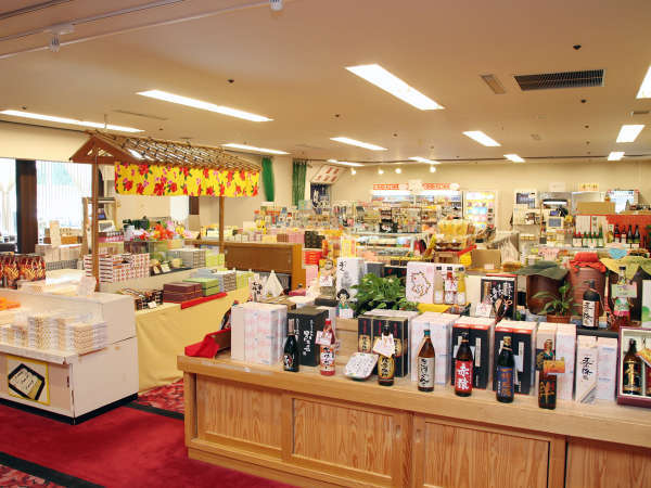 南九州の特産品や銘菓、九州各地の地焼酎など数多くの物産品を取り揃えた売店。