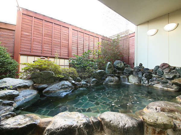 石造り大浴場に併設された岩造り露天風呂です。