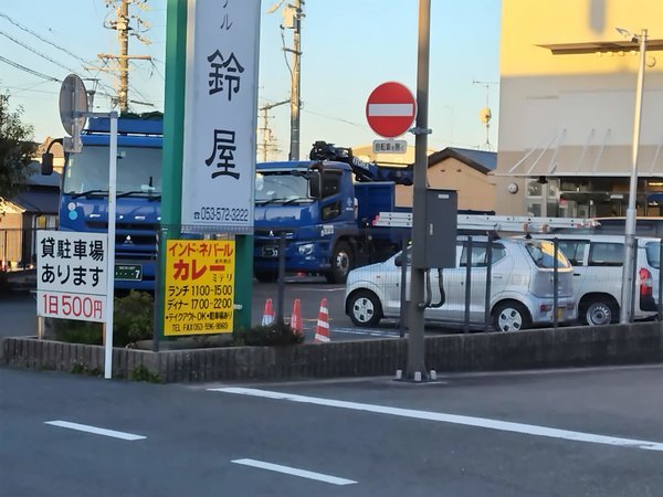 �r�W�l�X�z�e���鉮�F�z�e���O�̒��ԏ�
