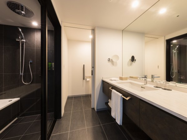 バスルーム（ツインタイプ）全室バス・トイレ別　足を伸ばせる広々なバスタブ　天井レインシャワー付
