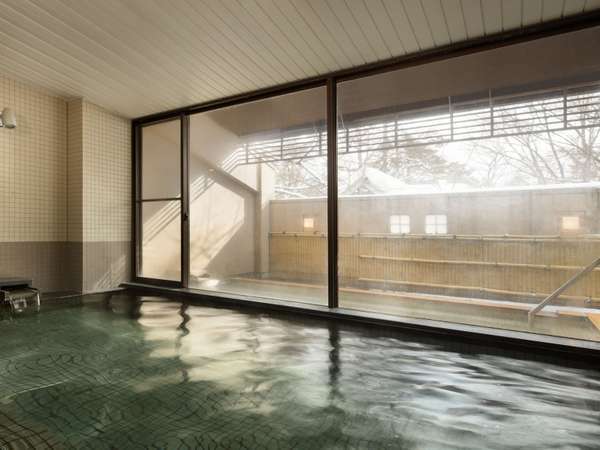 大浴場(内湯)。開放的な窓の空間とともに、やわらかな泉質の白馬姫川温泉を。