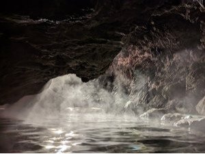 神秘的な溶岩洞窟温泉プライベートキャンプ場グランピング