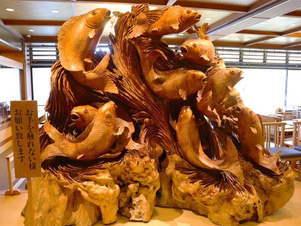 画像(《本館》１F本館ロビー前　立派な木彫りの鯉の衝立がお出迎え致します。)