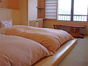 *【和モダン客室】窓の外には雄大な稲取の海が広がります。