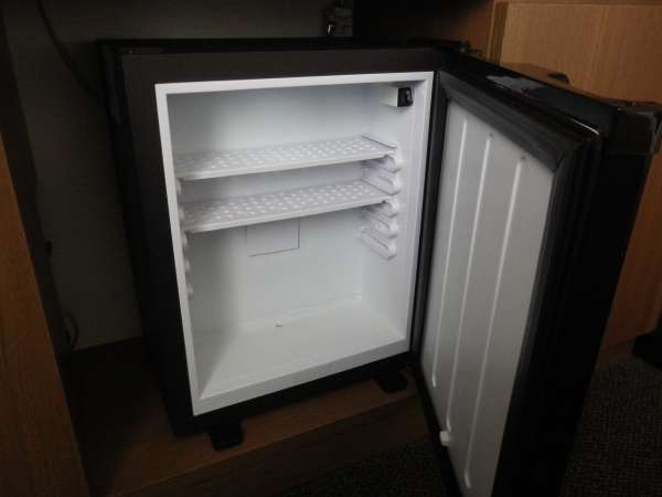 【冷蔵庫】　冷蔵庫の中身はカラです。18リットルで小さいです。大きなものはフロントで預かります。