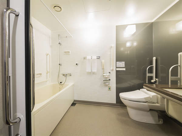【風呂】ユニバーサルツイン■バスルームは車椅子の方でもご利用いただけるような広さとなっております。
