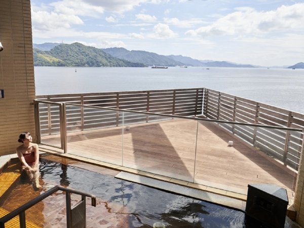 展望露天風呂 広島温泉「瀬戸の湯」　穏やかな瀬戸内海を眺めながら、ゆったりとお楽しみください。