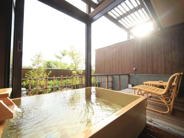 【風の棟露天風呂付き和室10畳客室】檜の露天風呂（一例）