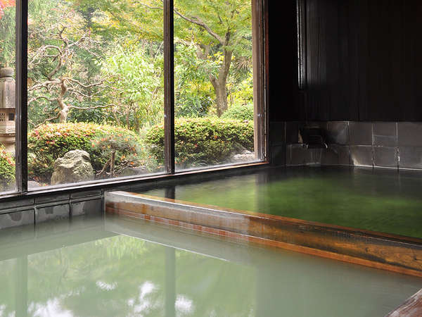 *古代檜風呂に背をもたれながら、かけ流しの緑湯
