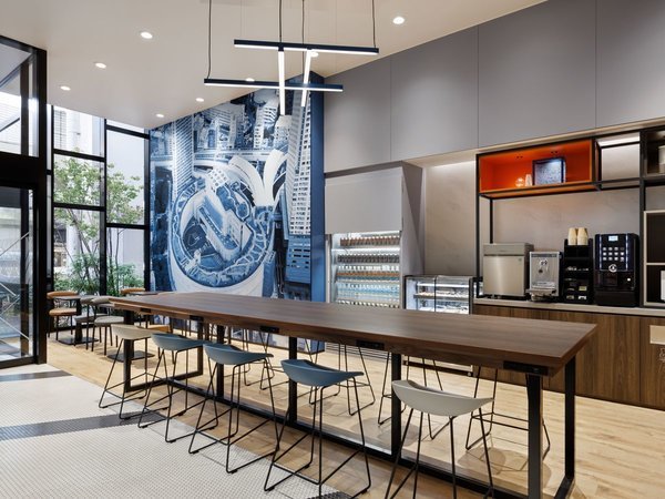 ���E���W