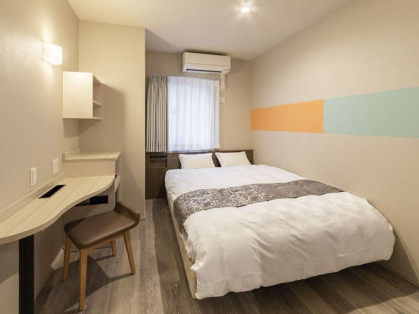 �y�_�u���^Double Room�z�x�b�h��160cm�̃N�C�[���T�C�Y�̃x�b�h�Ȃ̂ŁA����l�ł̂����p�ɂ��L���͏\���B