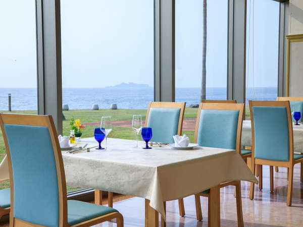 東シナ海を一望できる開放感のあるレストラン『マーレ』