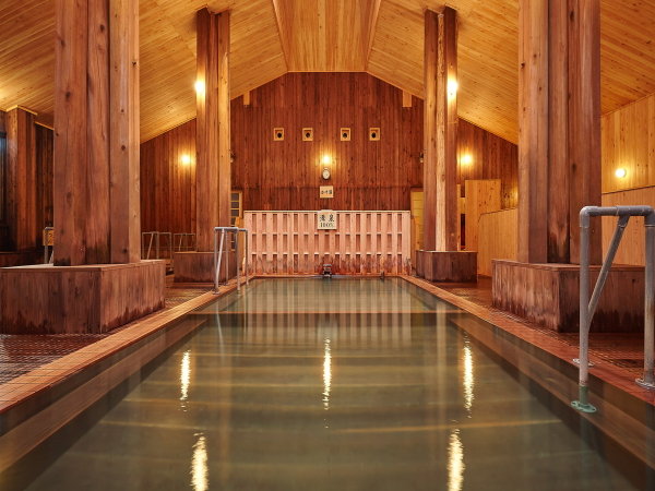 日本最大級と言われる木造建築の大浴場に感動します。