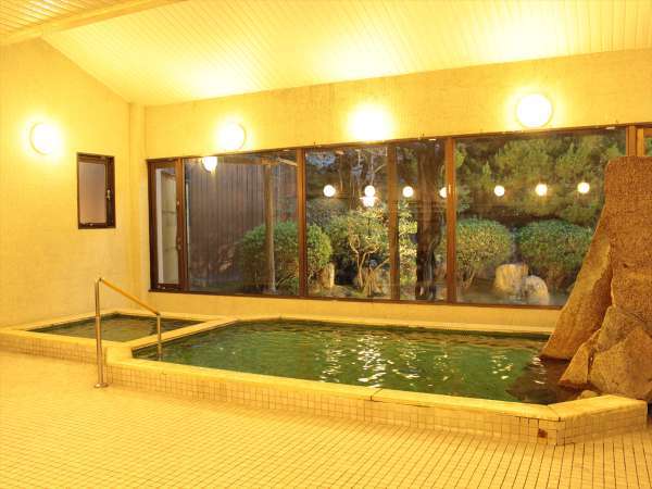 大浴場『男湯』には庭園を望む内湯・泡風呂がございます。シャンプー・リンス・ボディーソープ完備