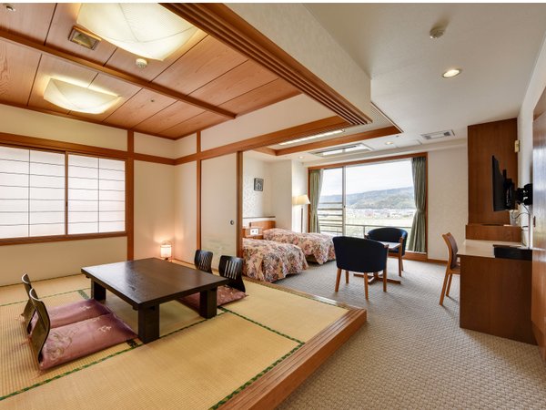*【客室一例：和洋室】窓の外には箱根連山と狩野川の眺めをお楽しみいただけます。