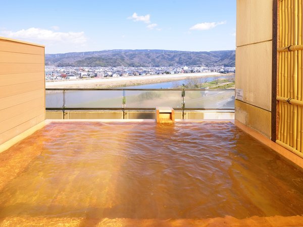 *【漆塗り展望大浴場の露天風呂】狩野川を望む眺望豊かな露天風呂です