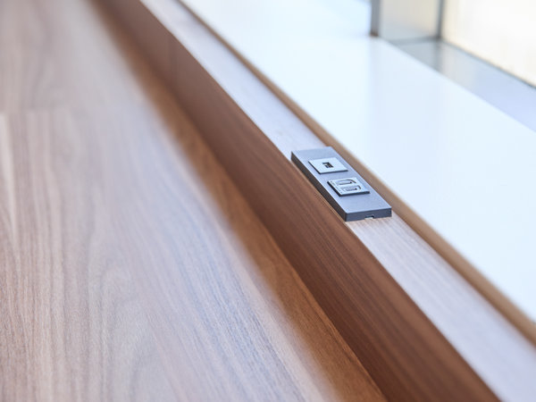 �R���t�H�[�g�z�e����䓌���F���J�t�F�ł̂��d���ɂ��֗��ȃf�X�N��