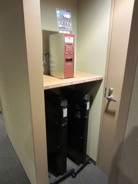 ＶＯＤカード販売機とズボンプレッサー※階によってはエレベーター横に設置しております。