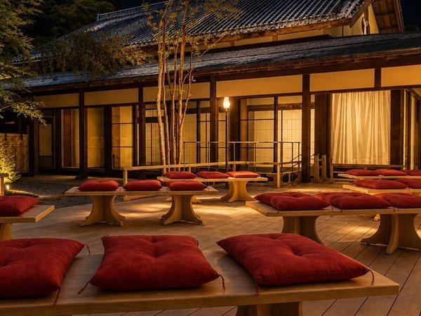 �O�{���@�v�����X�z�e���Y�����]�[�c�FMoon Terrace Lounge