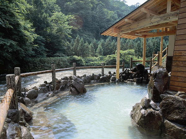 【渓流露天風呂】清流「豊沢川」を眼下に眺める秘湯のような露天風呂。