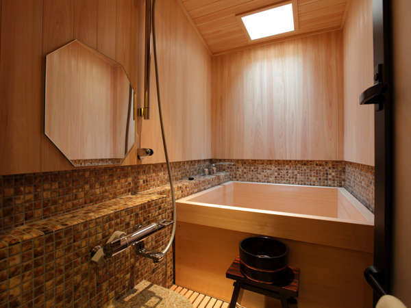 【檜風呂】 全7室の客室全てに設えた『檜風呂』 24時間いつでも湯贅を。