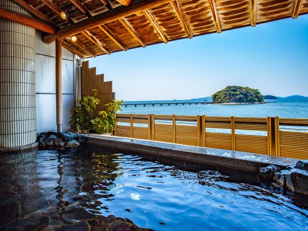 ～女性露天風呂　うららの湯～　大浴場内から入れる露天風呂。眼前に広がる三河湾と竹島の眺望を。