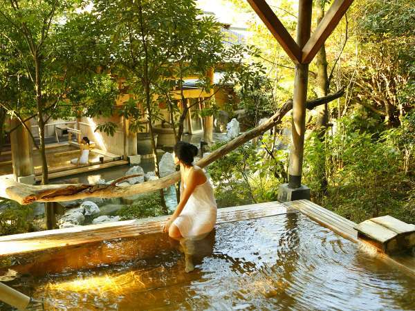 【大浴場：檜露天風呂】源泉かけ流しの檜露天風呂。高アルカリ性で通称「美肌の湯」と呼ばれる。