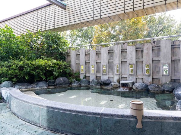 �y�I�V���C�z�ؕ��Ɨ΂Ɉ͂܂ꂽ�J�������铒�D