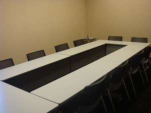 ■ミーティングルーム■シアター形式で最大２０名様まで収容可能（２４平米）