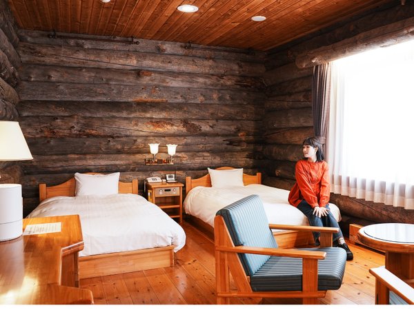 【コテージ シルバーパイン】樹齢100年以上のフィンランドから運んだ立ち枯れ松（ケロ）を使用した特別室