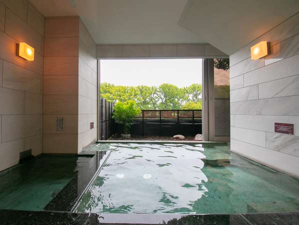 デザイナーにより造り込まれた建築美と大楠の自然美が見事にマッチした貸切露天風呂！