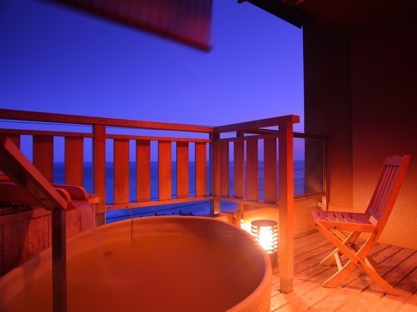 一番人気の「海一望10畳露天風呂付客室」陶器製の露天風呂が付いており、日の出が見られる