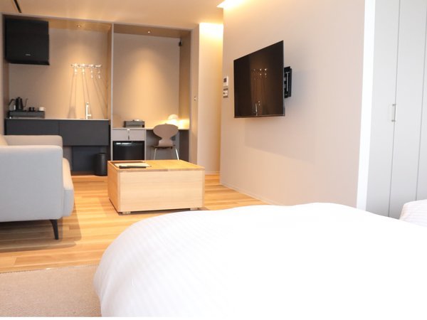 House Suite`5xbh[ErOELb`̂ƂȂJIȊԎł