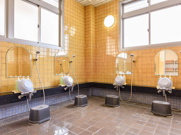 *【男湯大浴場】洗い場。シャワーは4台ございます。